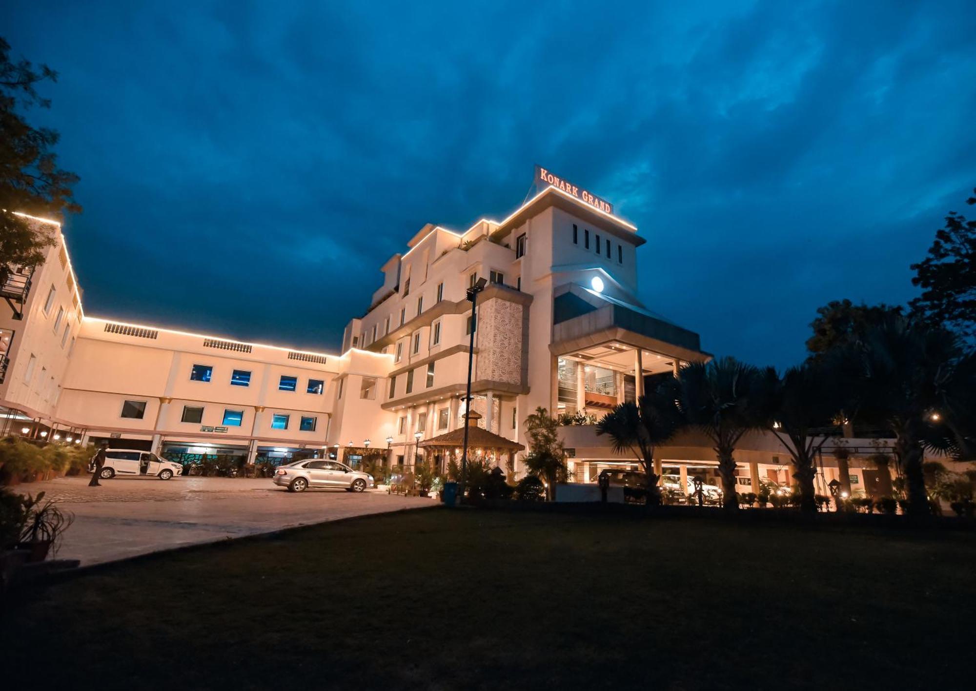 Konark Grand Hotel Mirzapur Exterior photo