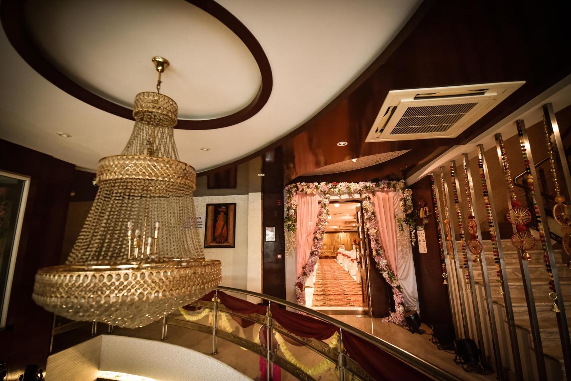 Konark Grand Hotel Mirzapur Exterior photo