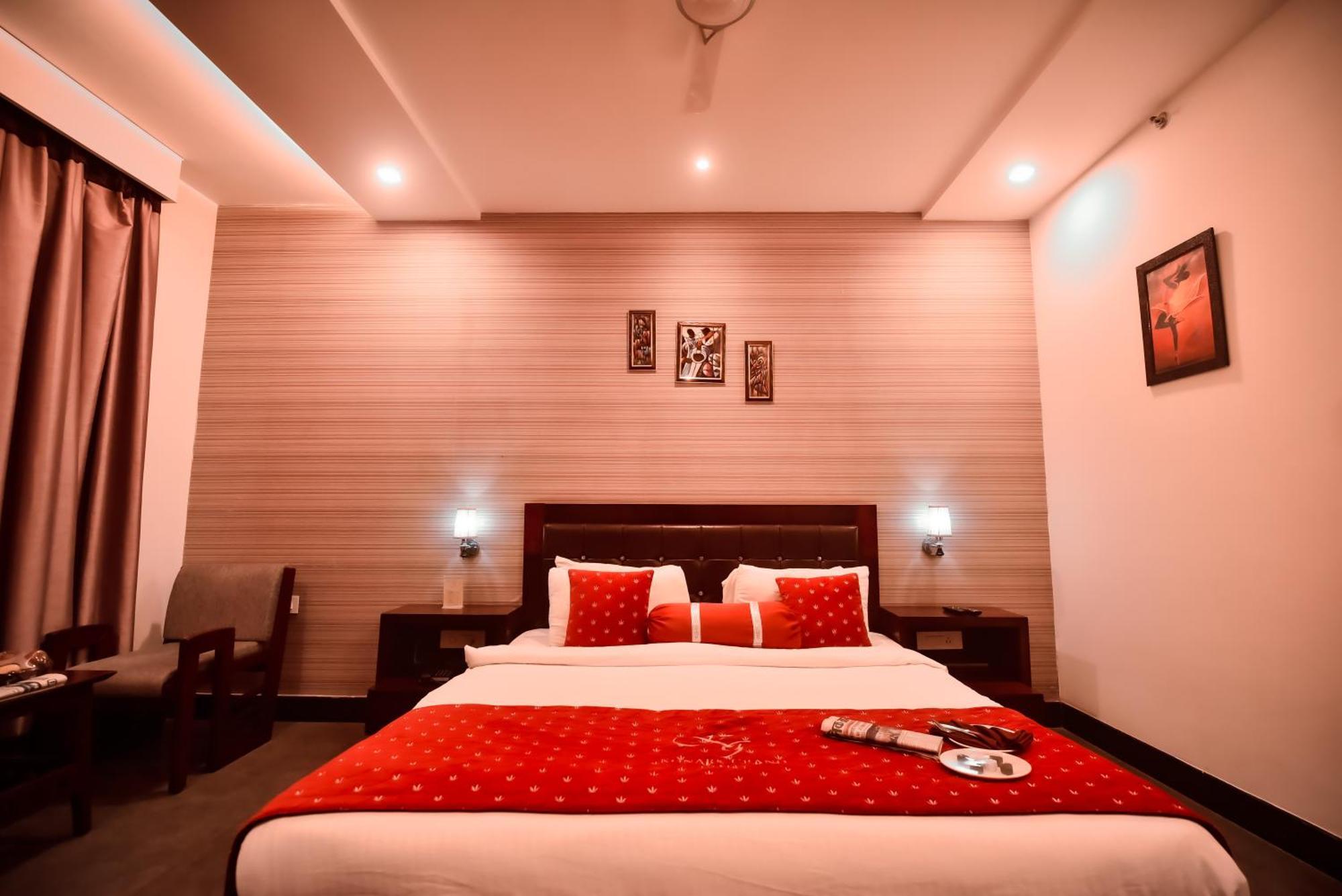Konark Grand Hotel Mirzapur Exterior photo